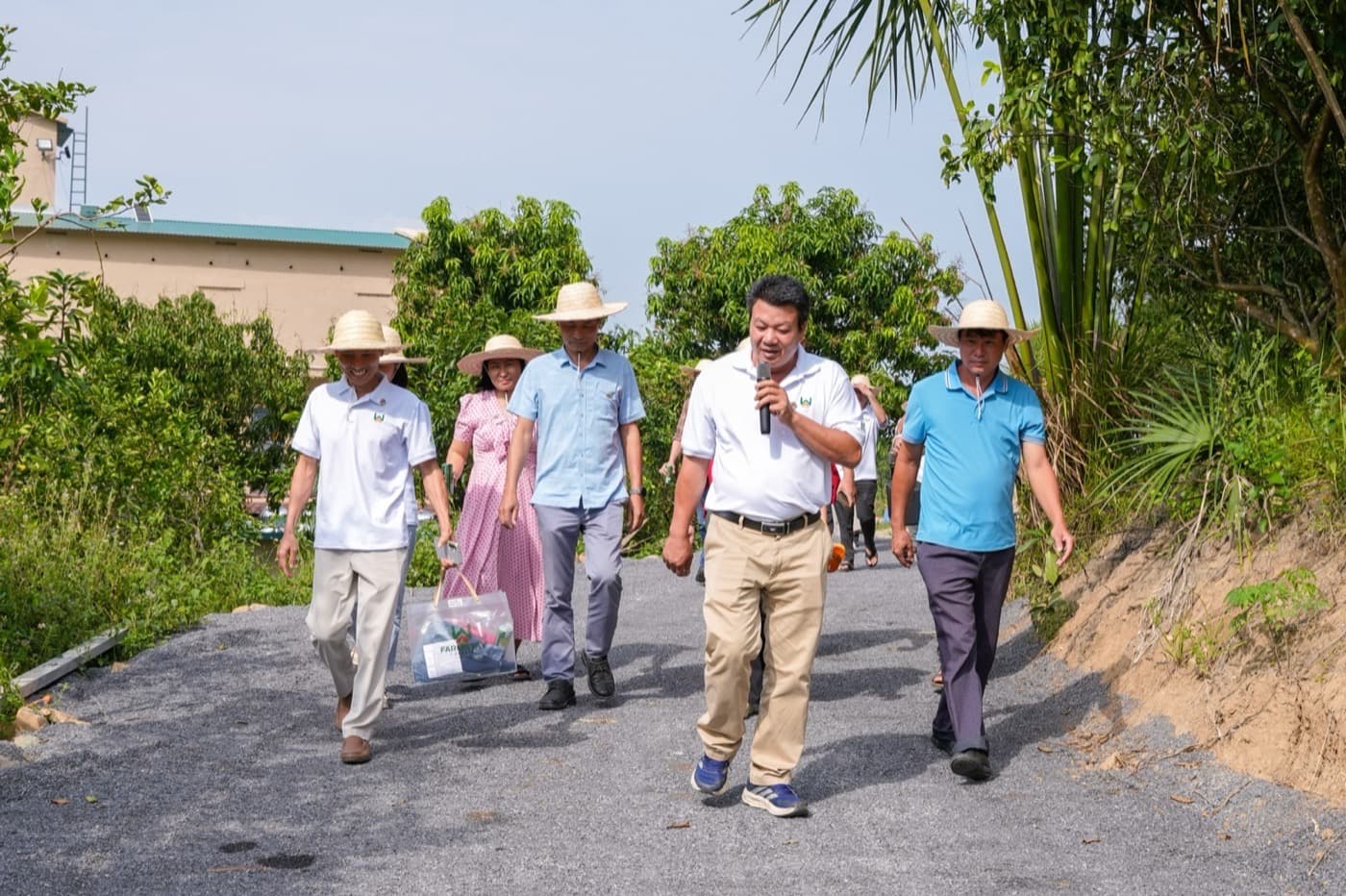 Nguyễn Minh Thành dẫn đoàn đi bộ tham quan trang trại